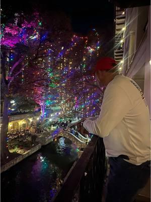 Todo esta muy bonito 😍🎄 #riverwalksanantonio #christmaslights #omni #fypシ #navidad 