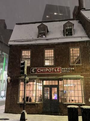 It snowed last night at Ye Olde Chipotle.  #boston #bostonma #newengland #newenglandweather #snowday @Chipotle 