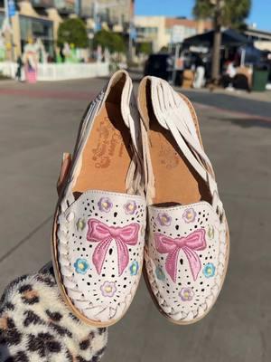 Hello kitty huaraches 💖🎀 @ The Houston Farmers Market (2520 airline dr htx 77009) 10-5pm every Sat & Sun #thehoustonfarmersmarket #houstonfarmersmarket #lamarqueta #lamarketa #marquetahouston #houstonmarket #houstontx #thingstodoinhouston #thingstodoinhoustontx #dayinalifevlog #dayinalifeofabusinessowner #hellokitty #hellokittylover #hellokittyhuaraches #coquette #coquetteesthetic #bowhuaraches #coquetteshoes #coquettehuaraches