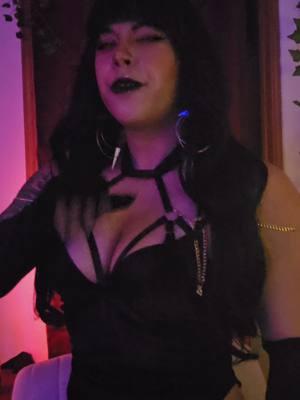 flirting with the humans at the Succubus club.  #vtmtok  #vampirethemasquerade  #Toreador  #ttrpg  #vamily 