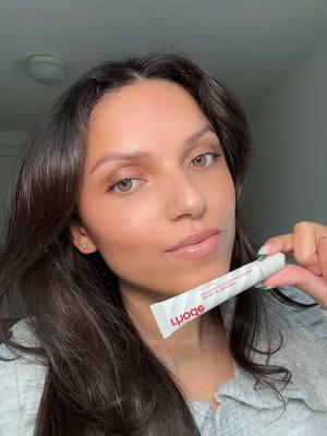 Trying the new @rhode skin peppermint glaze lip tint💌❄️ love the shimmer! #rhode #rhodeskin #rhodeliptreatment #rhodeliptint #rhodelippeptide #holidaymakeup #newmakeup 