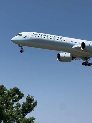 Cathay Pacific A350 landing at Toronto!🇭🇰 #cathaypacific #a350 #landing #toronto #pearson #yyz #avgeek #spotting #trending #fyp #foryoupage #viral 