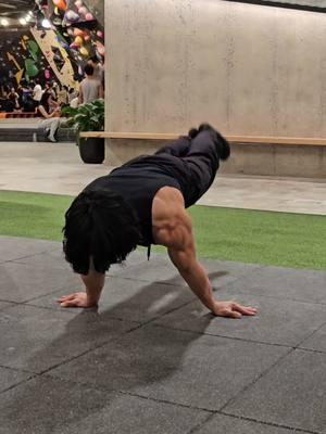 no better feeling than palming the floor . . . . . .#calisthenics #streetworkout #GymTok #gym #motivation #gymmotivation #pushups #pullups #pushup #foryoupage #foryou #viral #trend #fyp #pullup 