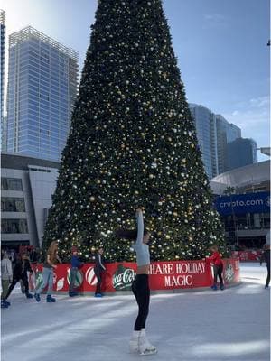 🎄 #fyp #IceSkating #abcxyz #figureskating #viral #iceskater #skatingskills #icerink #outsiderink #outsideskatingrink #lalive 