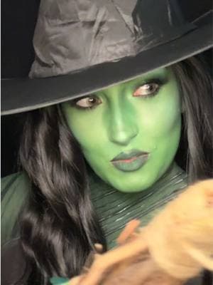 Elphaba Thropp 💚🧹 ##elphaba##elphabathropp##wicked##wickedmakeup##makeup##makeupartist##makwuptramsformation##fyp##viralvideo##arianagrande##cynthiaerivo##elphabamakeup