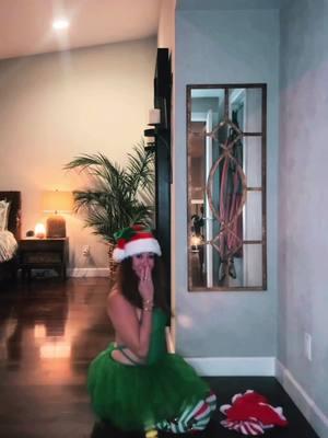 Mischievous little Elf!  🧝‍♀️❤️💚😝 #handstand #yogagirl #mischievouself #funny #santaself #holidayfun #christmasfun #yogafun #christmasyoga #christmasvibes #sneakyelf 