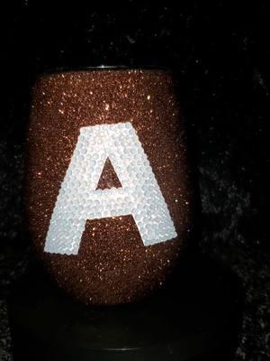 Glitter Stemless Wine Glass with a blinged out initial!! #bling#crafts#DIY#tutorial#glitter#cricut#customcup#glittercup#custom cup