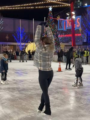 this outdoor rink is SO CUTE!!! ⛸️❄️🧣🎄 #figureskating #figureskater #beginnerfigureskater #figureskatingedit #IceSkating #iceskater #iceskatingprogress #figureskatingtips #figureskatingdress #figureskatingspin 