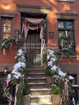 so dreamy walking around this morning 🥹🎀❄️ #nyc #nycstoops #nyctownhouse #firstsnow #holidaydecor #stooping #snowday #westvillage #brownstones 