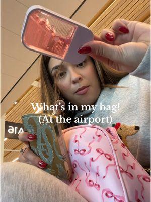 What’s in my bag!! Airport edition✨ #airport #whatsinmybag #whatsinmymakeupbag #whatsinmycarryon #whatsinmytravelmakeupbag #travelmakeupbag #airportessentials 