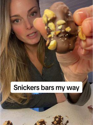 Snickers Bars: -Pitted dates -peanut butter -peanuts -dark chocolate  #candy #snickers #eatasnickers #homemade #healthyliving #easydessert #easytreats #fyp #Recipe 