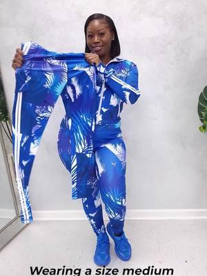 If you’re after a 10/10 athleisure look, this is the one! Search: -Island Blue Jacket. -Island Blue Tights. Sizes available: SM - 2X Model info: Height: 5’2'' Hips: 47in. Waist: 32'' #brickbuiltapparel #womenscasual #casualwear #winterstyle #winter #winteroutfit