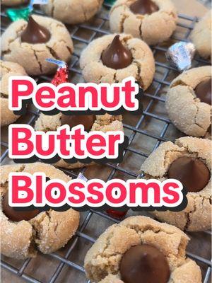 Peanut Butter Blossoms 🎄 #recipes #christmascookies #baking #peanutbutterblossoms 