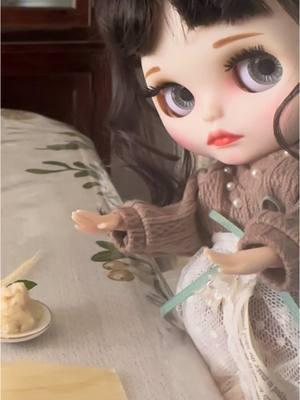 5 year anniversary of the tiny hands tamales video!!! My dad said I couldnt use tiny hands this year so I went smaller!! #5yearsago #tamales #blythedoll #tinyhands 