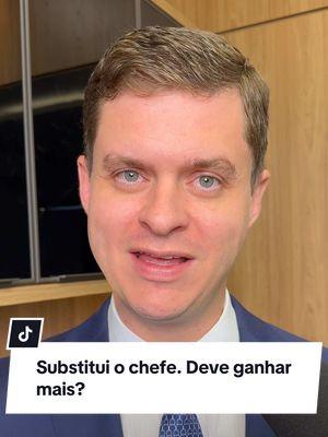 Se você substitui o seu chefe durante as férias, assumindo as responsabilidades e funções dele, a empresa deve pagar o salário correspondente à função superior durante o período da substituição. Isso está previsto na legislação trabalhista e é um direito do trabalhador. Esse valor adicional é importante porque, ao desempenhar uma função de maior responsabilidade, você deve ser remunerado de forma justa. Vale lembrar que o pagamento pelo exercício da função superior não é opcional, e o patrão está obrigado a cumprir essa regra. Se a empresa não paga corretamente, é possível buscar os direitos retroativos por meio da Justiça do Trabalho. Isso pode incluir a diferença salarial, além de reflexos no 13º, nas férias e no FGTS. Você já teve que substituir alguém e não recebeu a mais? Compartilhe aqui nos comentários! #advogado #trabalho #trabalhador