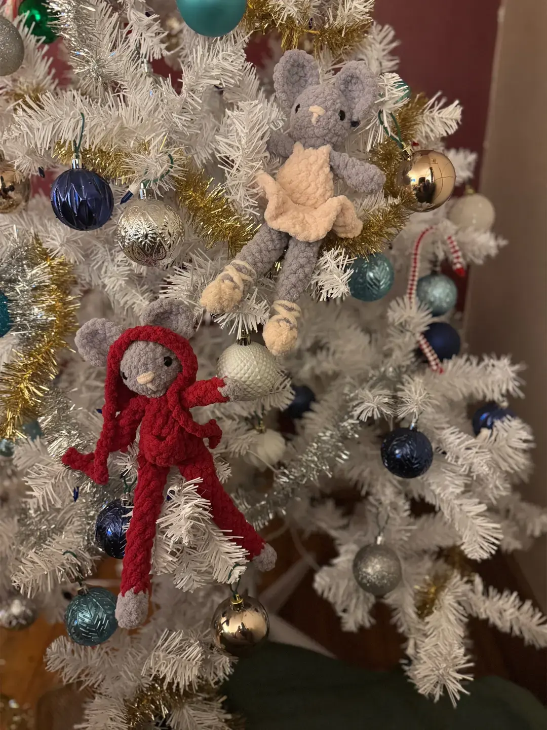 How cute is this Christmas mouse in cute little jammies?! Pattern bye @oakandmarlow Yarn is @bernatyarn  #crochet #amigurumi #mouse #christmas #christmasmouse #snow #oakandmarlow #christmasjammies #jammies #crochetmouse 