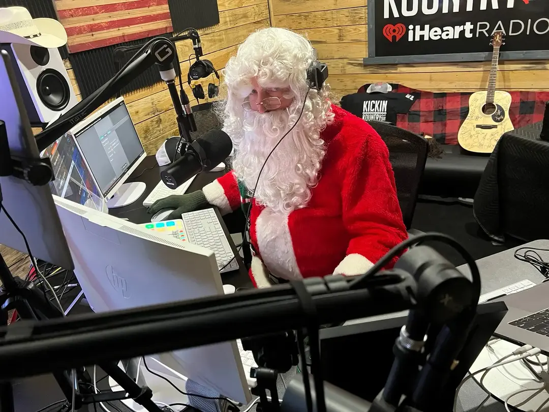 Look who stopped by the @Kickin Kountry 101 studios this weekend to master his DJ skills and play everyone his favorite song! 🎅🎄🤠#kickinkountry101 #countrymusic #fyp #santa #dylanscott 