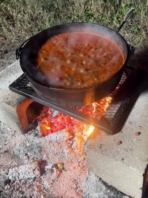 Late night bubble bath deer chili. #cajunfood #louisianarecipe #louisiana #louisianagirl #bayouroad #mamawheat #creolecooking #bayouroadrecipe #comfortfood #cajuncooking #chili #deer #venison #deerchili #outdoorcooking #outdoorbath 