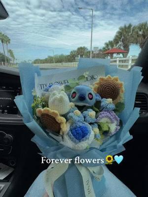 W hubby for getting me forever flowers, lo ame!🥰🥹#crochetflowerbouquet #stitch #foreverflowers 