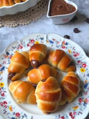 ميني كرواسون بالشوكولاتة 🥐🍫 المقادير : ١/٢ كيلو دقيق ( ٤ اكواب معيارية ) ١ معلقة صغيرة ملح  ١ كوب ماء دافئ ( يمكن استبدالها بالحليب الدافئ  ) معلقة صغيرة خل  ٢ معلقة كبيرة سكر  ١ معلقة كبيرة خميرة  ٢ معلقة كبيرة زبادي ( ياغورت ) ٢ معلقة كبيرة حليب بودرة ( يمكن الاستغناء عنه اذا استخدمنا حليب سائل ) بياض بيضة  ٢ معلقة كبيرة زبدة ( ٥٠ جرام ) الحشوة : شوكولاتة سبريد  للوجة : صفار بيضة - معلقة فانيليا - ٢ معلقة حليب  التسوية :  علي اعلي درجة حرارة لمدة عشر دقايق بس  اول مايطلع من الفرن لازم نرشه ببخاخ مياه ونغطيه كويس جدا عشان يفضل طري ونسيبه متغطي ربع ساعه عالاقل 🤩 ممكن تزودوا الحشوة تاني بعد التسويه وتدخلوا الشوكولاتة من اي فتحة فيه بالكيس الحلواني عشان يطلع مليان شوكولاتة زي الفيديو كده 😉😍 وممكن تعملوه ساده من الاول وتحشوه بعد التسوية ♥️ المقادير دي عملت معايا كمية كبيرة جدا 🥳 تقدروا تخزنوها في اكياس محكمة الغلق وتدخلوه التلاجة ويتسخن في اي وقت في المايكرويف وهيبقي كأنه لسه فريش بالظبط 🥐😉 لازم تجربوه عشان متأكده انه هيعجبكم جدا 🥰🥰 متنسوش تبعتولي الصور بقي 🤩 ‏#minicroissant #baking #molto #minimolto #foodphotography #foodblogger #happybaking #lunchbox  ‏‎#مولتو #ميني_كرواسون #لانش_بوكس #كرواسون #foryoupage #explore  Mini Chocolate Croissants 🥐🍫 Ingredients: 	•	1/2 kg flour (4 measuring cups) 	•	1 tsp salt 	•	1 cup warm water (can be substituted with warm milk) 	•	1 tsp vinegar 	•	2 tbsp sugar 	•	1 tbsp yeast 	•	2 tbsp yogurt 	•	2 tbsp powdered milk (can be omitted if using liquid milk) 	•	Egg white 	•	2 tbsp butter (50 grams) Filling: 	•	Chocolate spread For the top: 	•	Egg yolk 	•	1 tsp vanilla 	•	2 tbsp milk Baking instructions: 	•	Bake at the highest temperature for just 10 minutes. 	•	Once out of the oven, spray with water and cover well to keep them soft. Leave covered for at least 15 minutes. 🤩 	•	You can add more filling after baking by inserting chocolate through any opening using a piping bag for a chocolate-filled treat, just like in the video! 😉😍 	•	Alternatively, make them plain and fill them after baking. ♥️ These ingredients made a large batch for me 🥳. You can store them in airtight bags in the fridge and reheat them in the microwave for a fresh taste 🥐😉. You must try this recipe; I’m sure you’ll love it! 🥰🥰 Don’t forget to send me your pictures! 🤩 ‏#minicroissant #baking #molto #minimolto #foodphotography #foodblogger #happybaking #lunchbox  ‏‎#مولتو #ميني_كرواسون #لانش_بوكس #كرواسون #foryoupage #explore 