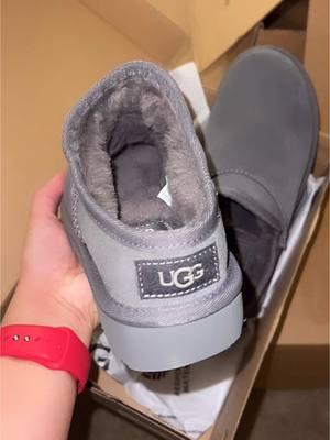 🥹🩶 #uggslippers #uggseason #ugglife #uggclassicslippers #gray #winterishere #wintervibes #winterseason #wintermusthaves 