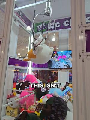 Prize Gets Stuck in Worlds Largest Claw Machine!! #clawmachine #clawgame #cranegame #foryou #foryoupage 