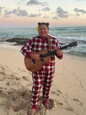 Mele Kalikimaka is how we say Merry Christmas in Hawai'i, how do you say it where you’re from? #christmas #merrychristmas #christmascarloing #melekalikimaka #oahu #ewabeach #hawaiimusic 