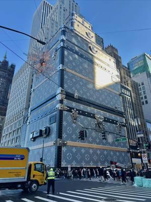 The Louis Vuitton store is insane 🤯🗽🏙️  #newyorkcity #newyork #newyorklife #louisvuittonstore #luxurybrands #nuevayork 