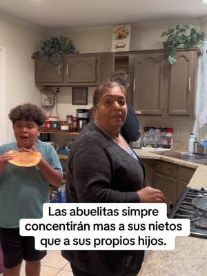 Asi son todas las abuelitas…… #motherinlaw #sunday #happysunday #goodmorning #losgomezlafamilia #timetoeat #watchinggame #sundaybrunch 