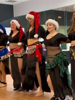 With my students 🎅💃🏻 #bellydance #bellydancer #tiktokbellydance #dance #tiktokdance #raqssharqi #veil #danzaarabe #tabla #shakira #foryou #foryoupage 