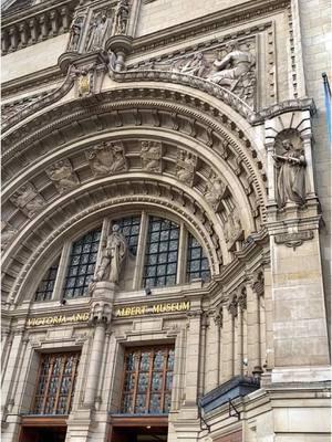 lets take a trip to the V&A museum #studyabroad #london #tiktoklondon #travel #travelling #londontiktok #vanda #victoriaandalbertmuseum #museum 