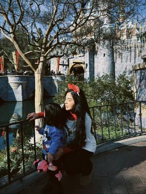 Pido por un 2025 lleno de momentos y recuerdos juntos ♥️✨#creandomemorias #CapCut #mamasdetiktok #disneyland #disneychristmas #mamasboy 