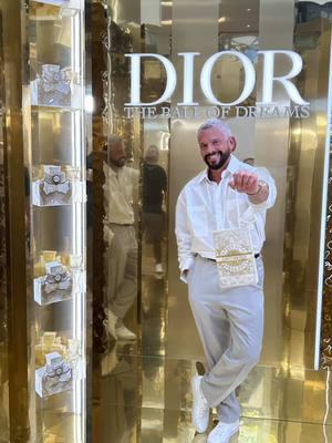 Bellezas no dejen de visitar @Aventura Mall para viajar a París sin salir de Miami. ✨✨✨ La casa @Dior ha creado un Pop Up llamado “The Dior Ball of Dreams” que es una experiencia immersiva donde te sentirás que estás en el palacio de Versalles mientras disfrutas de sus exclusivas colecciones de perfumes y productos de belleza @Diorbeauty en medio de un ambiente elegante y personalizado!!! El Pop Up estará abierto al público hasta el 5 de Enero y la entrada es completamente gratis. Sus puertas están abiertas de 10am a 9pm.  ¿Dime qué fue lo que más te gustó?  Video credit @reactionmiami  #aventuramall #diorbeauty #rodnerfigueroa #dior