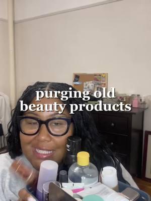 @Shari Elisa 🪭 part 4| purging old, expired beauty products 🧴 #declutterwithme #empties #expiredskincare #expiredmakeup #makeupdeclutter #springcleaning #fyp #beauty 