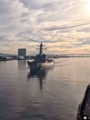 Nothing like transiting the San Diego Bay in a Naval Warship 🇺🇸🫡 #tiktokmiltok #readiness #creatorsearchinsights #militaryuniform #militarytiktoker #fyp #militarylifebelike #fypシ゚viral🖤tik #tiktokmiltok😂 #militaryfashion #Sailors #Navy #militarylifestyle #militarylife #usnavy #underway#warship 