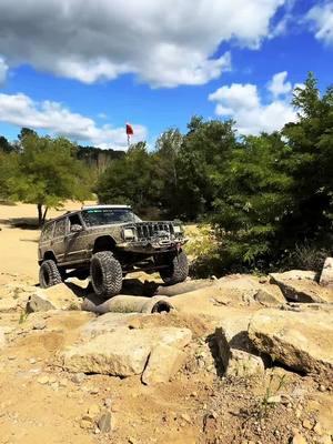 Bundy Hill Offroad Park Side Obstacle @thatxjguy13 @bundyhilloffroad #fyp #nbdoffroad #xj #cherokee #bundyhilloffroadpark 