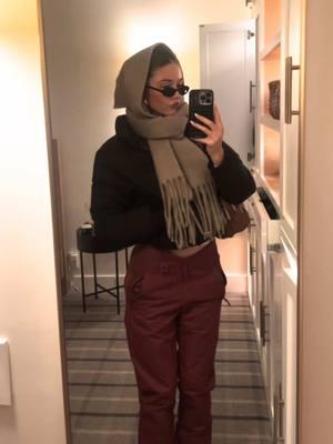 Keeping warm 🧣#OOTD #snowoutfit #skitripoutfits 