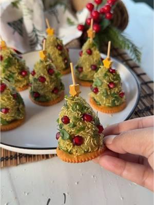 Aloo chaat as a Christmas tree will be the cutest food youve seen today 😍😍 Happy Cooking! 💗 #food #holidayrecipe #chaat #holidayfood #indiancooking 