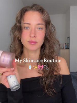 Replying to @Ahuntt22 Much requested look into my daily skincare routine / the things that I’m loving lately to make my skin more healthy and glowier than ever but (also this doesn’t even scratch the surface of all the products I’ve used and love so lmk if you want a more in-depth routine or product specifics) P.S. pretty sure BonCharge sale runs through the beginning of Jan and if you forget - there’s a link in my bio with a discount code as well hehe xoxo @Caudalie @Cetaphil   #winterskincareroutine  #redlighttherapy #ledmask   #clearskintips 