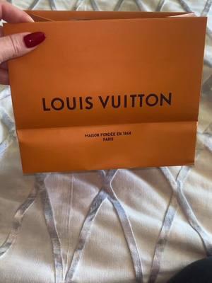 Unboxing #christmas #louisvuittonaddict #wife #shoppinghaul #shopwithme #gift #giftideas #creditcard #unboxing #gifttomyself #husbandwife #spoiled #lv 