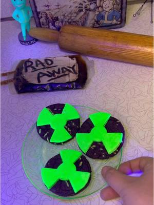 Making Uranium Fever Holiday Cookies #fallout #fallouttok #mrsfallout #cooking 