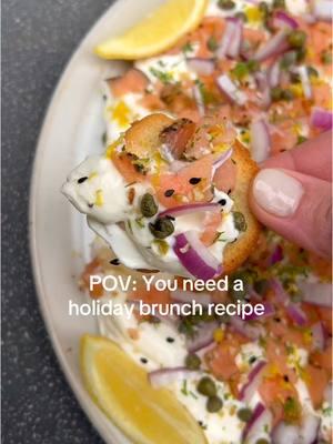 Smoked Salmon Bagel Dip 🥯 so easy to prep and perfect for your Christmas or New Years brunch! 🤩🕰️✨ a creamy, dreamy dip is topped with all the familiar flavors a great smoked salmon bagel should have.  Recipe at the link in bio! 💖 #smokedsalmon #bageldip #smokedsalmonbagel #christmasbrunch #nyebrunch #holidaybrunch #everythingbutthebagelseasoning #brunchrecipe 