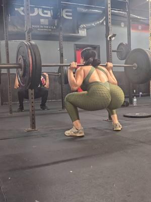 #fyp #foryou #foryoupage #956 #ghettochristmas #ghettoxmas #latina #latinaswholift #girlswholift #gluteday #dropitlow #quads #gluteworkout #gymgirls #crossfitgirls #crossfit #squats 