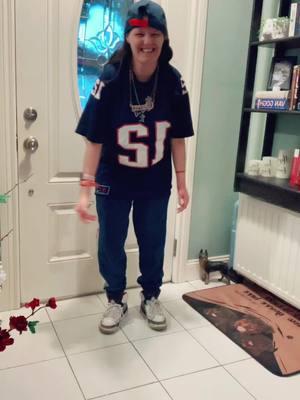 You’re Queen Kels killed this new dance it’s on fire 🔥 Sheeeeeesh Tell Me How You Want It I finally hopped on it that was smooth look at my smile tho Let’s Go Patriots My outfit for the day I love myself #2pac #howdoyouwantit #tiktokqueen #lesbian #christmasiscoming #letsgopats #sundayfootball #viralllllll #fyppppppppppppppppppppppp 