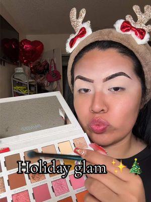 Holiday Glam✨🎄using @James Charles Painted Pallet🫶🏼 #holidayglam #holidayglamlook #glamlook #paintedco #painted #blankcanvas #jamescharleseyeshadow #paintedcoeyeshadow #glam #jamescharles #greenscreen #foryoupage 