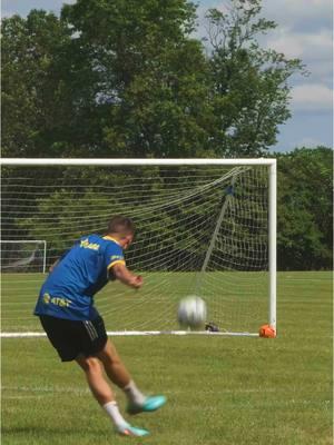 the way the ball moves 🤯☄️ #fyp #freekick #knuckleball #jabulani #football #footballer #Soccer #asmr #satisfying @KnuckleballTwins 