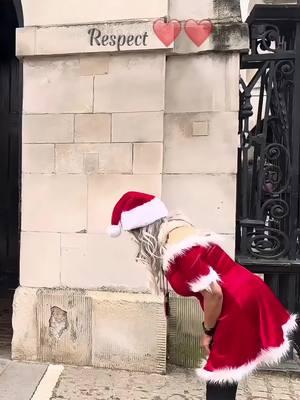 Respect 🫡 ❤️❤️ - The tourists girl bowed to the Royal Guard 💂🏻‍♂️💂🏻‍♂️ 🇬🇧🇬🇧 #kingsguard #thekingsguard 