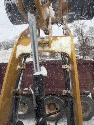 Snow hauling #peterblt #johnnybstreesandservice #dakotalogger #snow #truking #snowremoval #bigbucket #heavyequipment #wheelloader #dumptruck