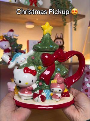 Thanks to my friend for helping me find this 💕😍This Hello Kitty Christmas teapot is absolutely stunning!  The colors are so vibrant, and I’m in love with the red bow detail! #blueskyclayworks #hellokitty #bluesky #hellokittypickups #hellokittychristmasteapot #hellokittychristmas #sanrio #teapot #ceramics #CuteHomeDecor #HolidayAesthetic #KawaiiFinds #CollectibleTeapot