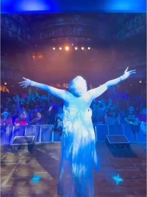 When @Mikey 🌟 gives you the moment you’ve always dreamed of 🥰🥹 @Bop to the Top Tour @Molly #frozen #annaelsa #annaandelsa #frozensisters #concert #houseofblues #chicago #illinois #boptothetoptour #boptothetop #fyp #foryou #foryoupage #bestdjever 